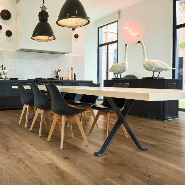 Braunes Vinylbodenmuster mit Holzstruktur zeigt verschiedene Holzmaserungen und Knoten. Der Boden ist als Klick-Vinyl ausgelegt und lässt sich leicht verlegen.