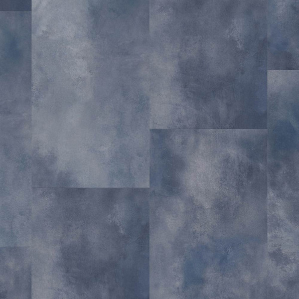 Grau-bläuliche Vinylestruktur mit unregelmäßigen, matte Flächen. Die Muster sind in variierenden Tönen angeordnet und erzeugen einen industriellen Look. Ideal für moderne Bodenbeläge.