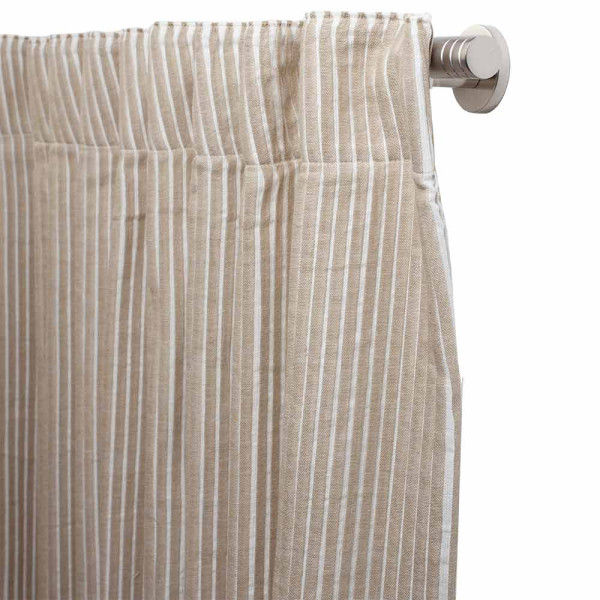 Gestreifter Vorhang in Beige-Weiß hängt an der Aufhängung. Der Vorhang steht bereit für den Versand und ist in verschiedenen Filialen vorrätig.