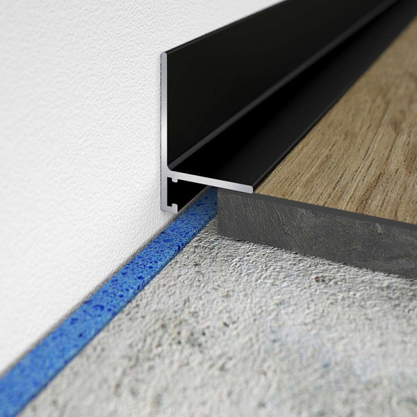 Schwarzes Sockelprofil SL 16X5 mit einer Länge von 200 cm liegt an einer Wand und deckt den Übergang zwischen Bodenbelag und Wand ab. Die Höhe beträgt 2,5 cm.