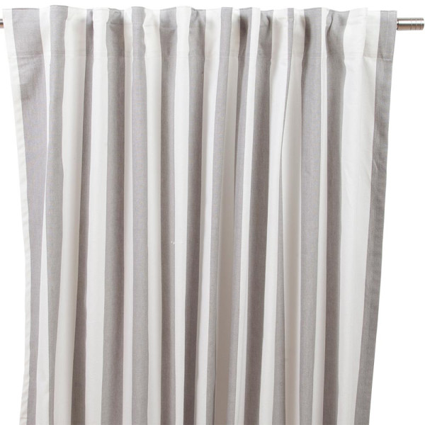 Natürlicher Vorhang in Grau und Weiß mit Streifenmuster hängt an einer silbernen Stange. Der Vorhang sorgt für einen blickdichten Sichtschutz in einem Raum.