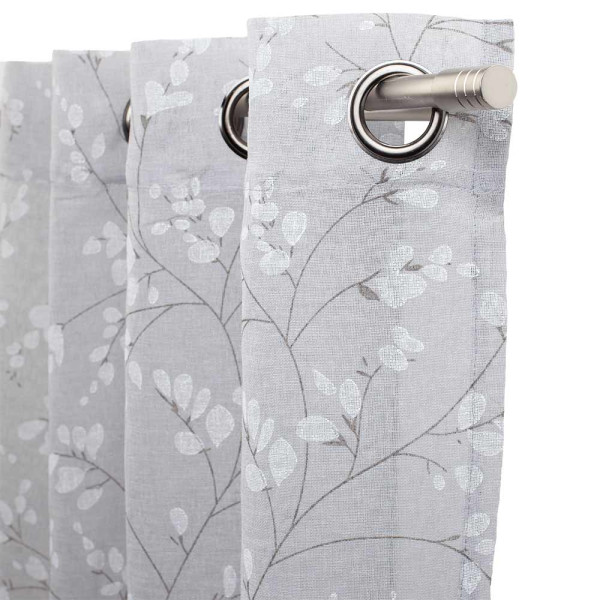 Vorhang im floralem Design mit Ösen, grau mit weißen Kirschblütenmotiven. Der Stoff hängt an einer Stange und zeigt eine geschmackvolle, elegante Struktur.