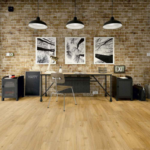 Laminatboden in Eiche-Optik mit hellen Holzstrukturen und natürlichem Farbton. Der Bodenbelag wirkt robust und eignet sich für verschiedene Wohnräume.