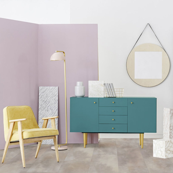 Helle, matte Fliesen in verschiedenen Beige- und Grautönen mit einer strukturierten Oberfläche bilden ein modernes Muster für einen Klebe-Vinylboden. Der Boden wirkt hochwertig und stilvoll.