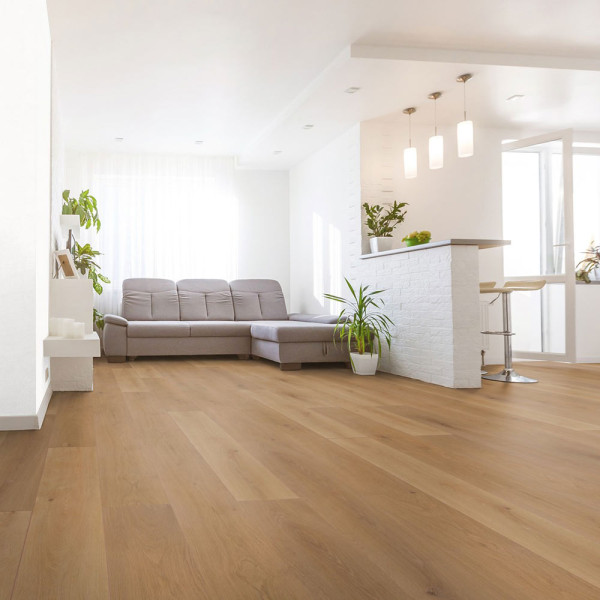 Hellbrauner Bodenbelag aus Klick-Vinyl im Dekor Noble Oak Toffee mit sichtbaren Holzmustern. Er verleiht Räumen eine warme und natürliche Atmosphäre.