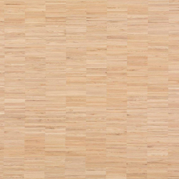 Helle Parkettoberfläche aus Eiche mit einem klaren, vorgeölten Finish. Die Oberfläche zeigt ein gleichmäßiges Muster aus rechteckigen Holzstücken, die harmonisch angeordnet sind.
