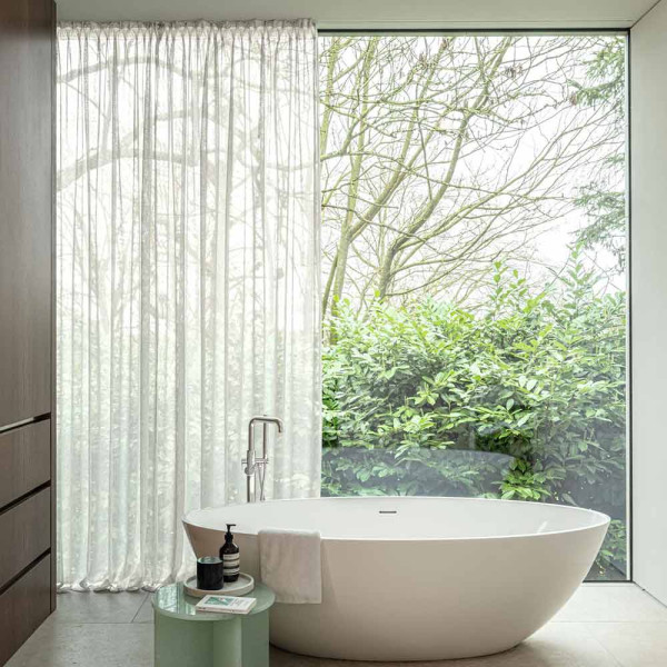 Beige Dekostoff mit Leinenoptik liegt faltig auf einer Oberfläche. Der Stoff zeigt eine feine Textur und lässt sich vielseitig für Vorhänge verwenden.