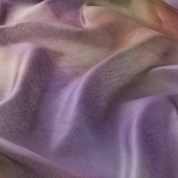 Sanft gefaltet, zeigt der Vorhangstoff „Look of Love 1752“ eine Mischung aus Violett- und Blautönen. Die Aquarellstruktur verleiht ihm einen eleganten, fließenden Charakter.