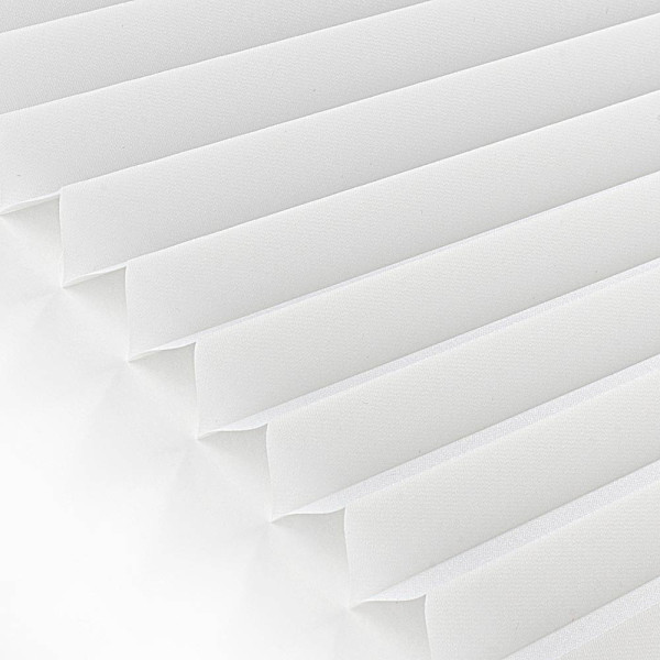 Helle, halbtransparente Plissees aus hochwertigem Material sind gefaltet angeordnet. Sie bieten Sichtschutz und Lichtregulierung und sind nach Maß konfigurierbar. Ideal für Fensterdekoration.