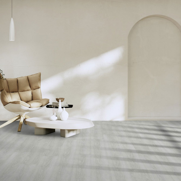 Der Bodenbelag zeigt eine helle, graue Landhausdiele mit einer Holzstruktur. Die Dielen sind in langen Paneelen verlegt und erinnern an einen modernen, eleganten Look.