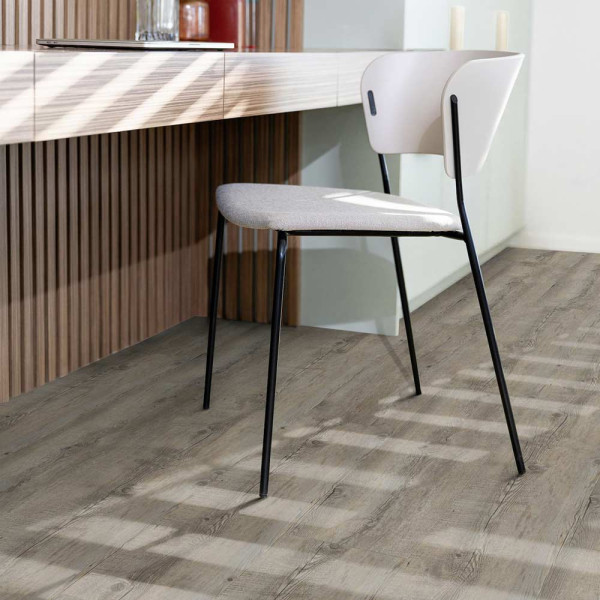 Holzboden mit grauer, strukturierter Oberfläche aus dem Gerflor Designboden Virtuo 30 Sortiment. Die Planken zeigen natürliche Maserungen und Knoten. Verschiedene Größen sind verfügbar.