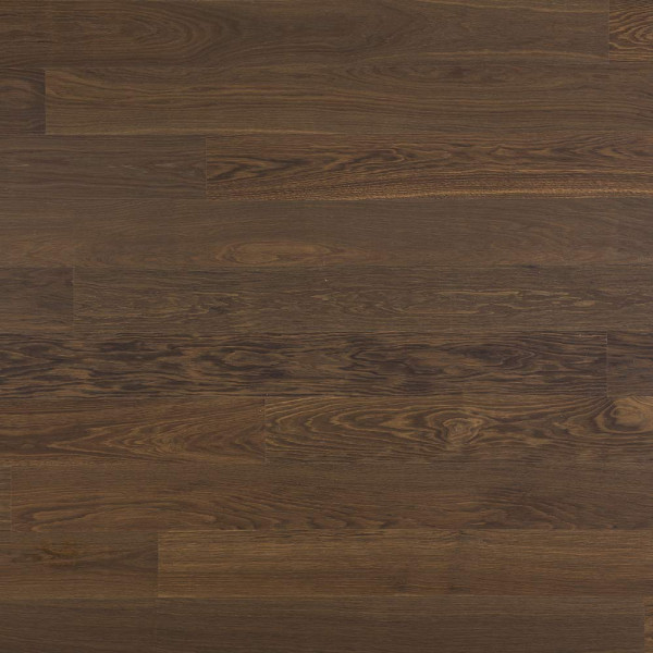 Dunkles Parkett aus Räuchereiche zeigt eine geschmackvolle Holzmaserung. Die Oberfläche ist vorgeölt und verleiht dem Raum eine warme, elegante Ausstrahlung.