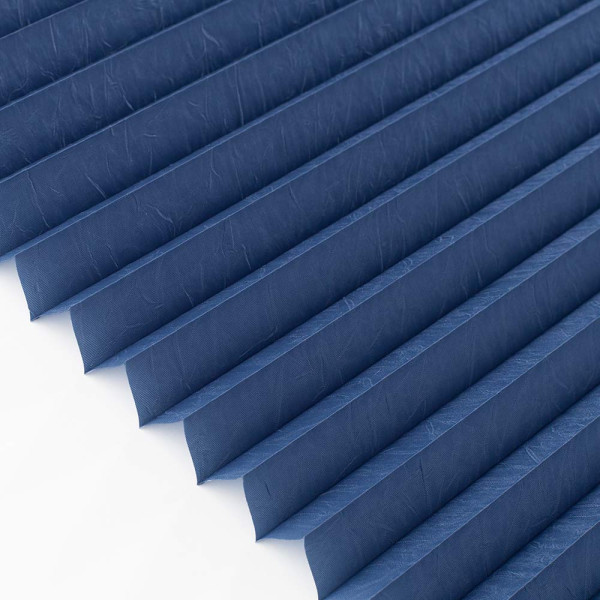 Dunkelblaues Plissee hat gefaltete Struktur mit gleichmäßigen Abständen. Das Material ist lichtundurchlässig und bietet optimale Privatsphäre. Ideal für maßgeschneiderte Sonnenschutzlösungen.