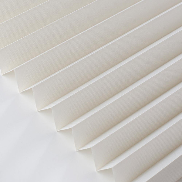 Plissee in Cremefarbe zeigt gefaltetes, blickdichtes Design mit klaren Linien und gleichmäßigen Falten. Es ist für individuelle Maßanfertigungen vorgesehen und könnte als Sonnenschutz dienen.