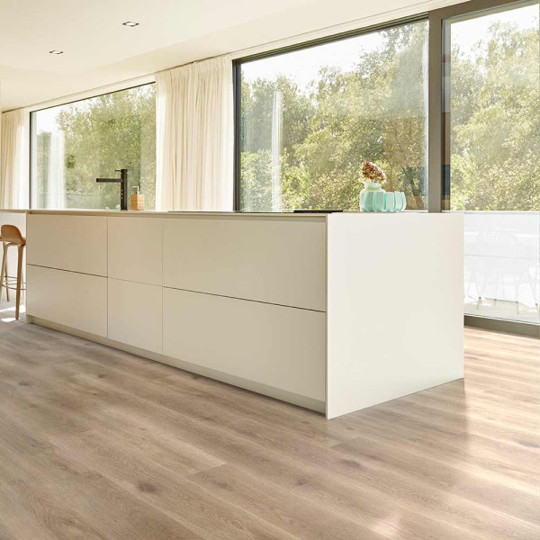 Hellbraune Holzdielen mit feiner Maserung sind gleichmäßig angeordnet. Die Oberfläche wirkt natürlich und eignet sich gut für Innenräume. Diese Dielen sind Teil des COREtec Klick-Planke Naturals Produkts.