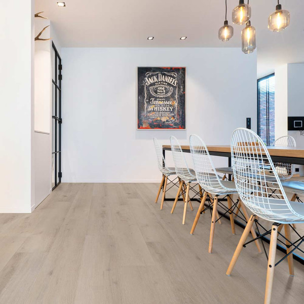 Heller, ausgelegter Vinylboden in Holzoptik mit sanften, cremigen Farbtönen und leicht sichtbaren Holzmaserungen. Die Paneele sind gleichmäßig angeordnet und verleihen einen modernen Look.