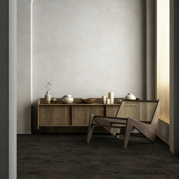 Dunkle Steindekor-Fliesen mit verschiedenen Oberflächenstrukturen bilden ein einheitliches, modernes Muster auf dem Boden. Die Fliesen sind in quadratischen Platten angeordnet und vermitteln einen eleganten Eindruck.