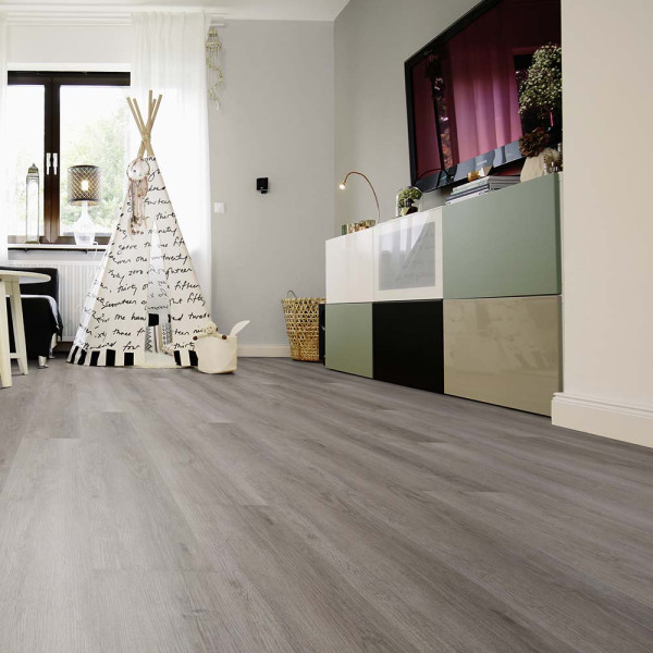 Grauer Klick-Vinylboden im Design Gobi Desert Oak. Die Fläche zeigt einen gleichmäßigen, träumerischen Holzlook mit variierenden Farbtönen und Struktur. Ideal für moderne Wohnräume.