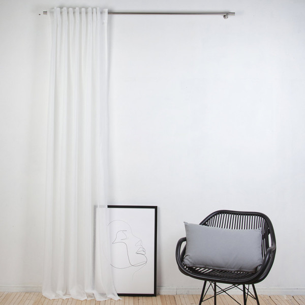 Transparenter weißer Vorhang Faria, der in Falten gelegt ist und auf der gesamten Länge sichtbar ist. Der Vorhang ist als Fertigschal in einem Verkaufspreis von 32,00 € angeboten.