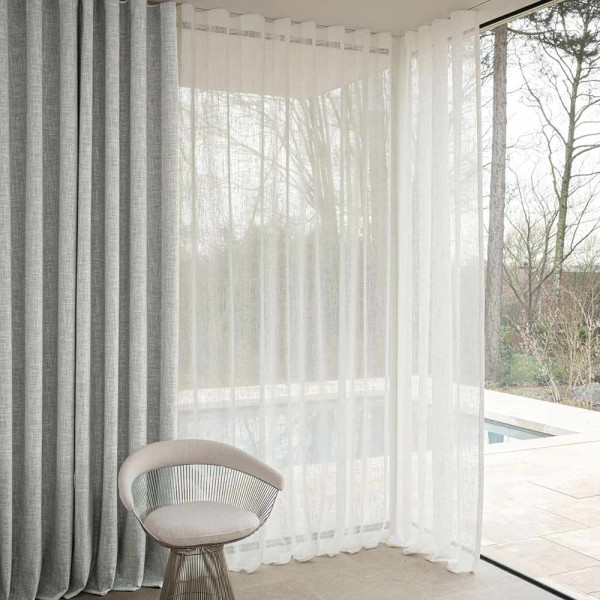 Leichter, halbtransparenter Vorhangstoff in Weiß mit sanften Wellen. Der Stoff zeigt eine feine Textur und eignet sich ideal zur individuellen Gestaltung von Wohnräumen.