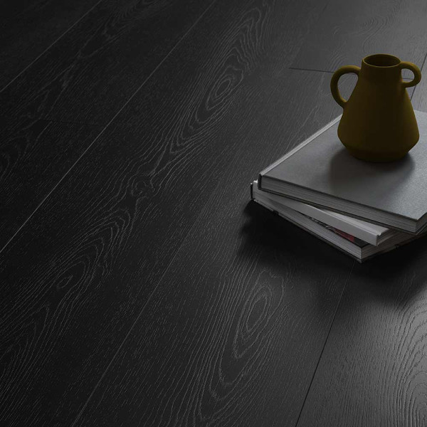 Dunkler Vinylboden mit Holzstruktur und feinen Maserungen. Der Boden hat eine gleichmäßige, matte Oberfläche und schafft eine moderne, elegante Atmosphäre.