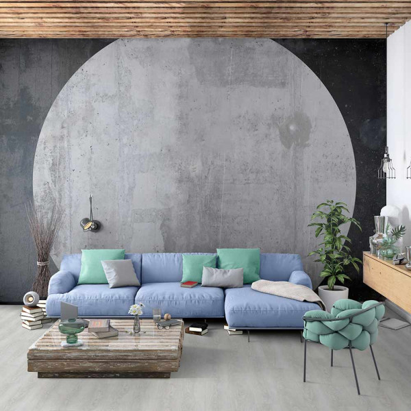 Der Bodenbelag zeigt eine helle, graue Landhausdiele mit einer Holzstruktur. Die Dielen sind in langen Paneelen verlegt und erinnern an einen modernen, eleganten Look.