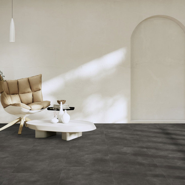 Dunkler Designboden mit einer strukturierten Oberfläche aus Steindekor. Die Platten sind in verschiedenen Größen angeordnet und zeigen eine matte, graue Farbgebung.