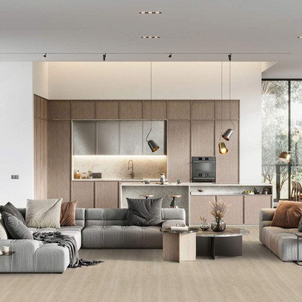 Beiger Designboden mit Holzoptik, der eine helle und moderne Atmosphäre schafft. Die Dielen sind verlegt und gleichmäßig angeordnet. Die Oberfläche zeigt feine Holzmaserungen.