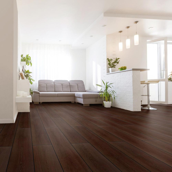 Dunkler, eleganter Vinylboden im Holzdesign mit gleichmäßigen Paneelen. Die Oberfläche wirkt natürlich und fügt sich harmonisch in verschiedene Raumkonzepte ein.