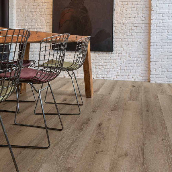 Holzboden in natürlicher Optik mit unterschiedlichen Braun- und Grautönen. Die einzelnen Planken sind so angeordnet, dass eine harmonische und gemütliche Atmosphäre entsteht.