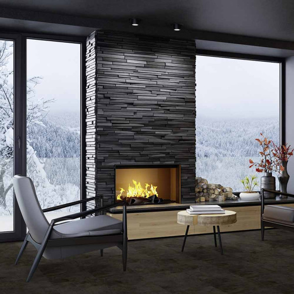 Dunkle Steindekor-Fliesen mit verschiedenen Oberflächenstrukturen bilden ein einheitliches, modernes Muster auf dem Boden. Die Fliesen sind in quadratischen Platten angeordnet und vermitteln einen eleganten Eindruck.