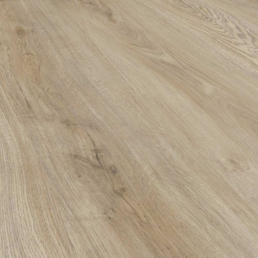 Klick Planke Solid Lock 30 Helle Landhausdiele im Design Island Eiche zeigt eine natürliche Holzstruktur mit feinen Maserungen. Der Bodenbelag wirkt modern und stilvoll und eignet sich für vielfältige Anwendungen in Innenräumen.