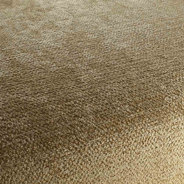 Goldfarbener Dekostoff mit einer feinen, strukturierten Oberfläche aus der JAB Vorhangstoff-Kollektion Jordan 1041. Der Stoff ist blickdicht und eignet sich für individuelle Maßanfertigungen.