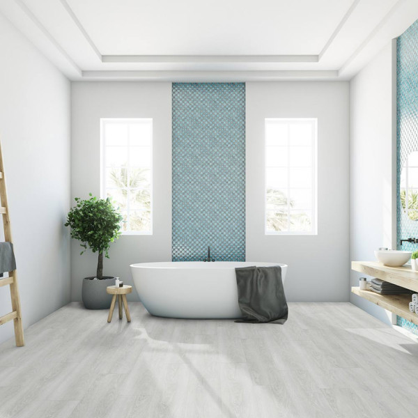 Der Bodenbelag zeigt eine helle, graue Landhausdiele mit einer Holzstruktur. Die Dielen sind in langen Paneelen verlegt und erinnern an einen modernen, eleganten Look.