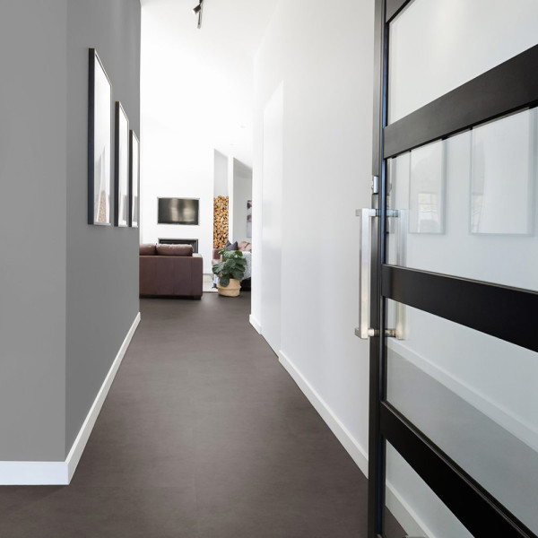 Dunkelgraue, strukturierte Vinylfliesen im Format 1200 stone XL. Die Oberfläche wirkt edel und modern, geeignet für Bodenbeläge in Wohn- und Geschäftsräumen.