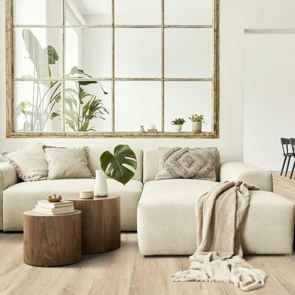 Helle, naturalistisch gestaltete Bodenfläche aus Daintree-Klebe-Vinyl mit unterschiedlicher Holzmaserung und sanften Farbnuancen. Die Oberfläche wirkt modern und einladend.