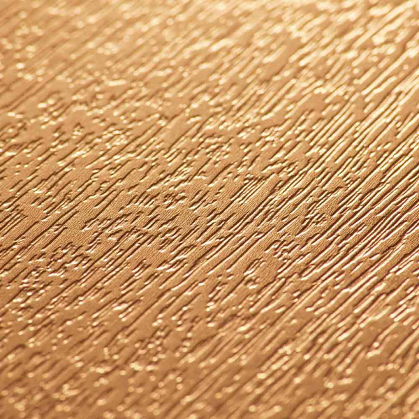 Heller, einheitlicher Vinylboden in Holzoptik mit sichtbaren Maserungen und einer warmen Farbgebung. Der Boden wirkt sauber und modern, ideal für verschiedene Wohnräume.