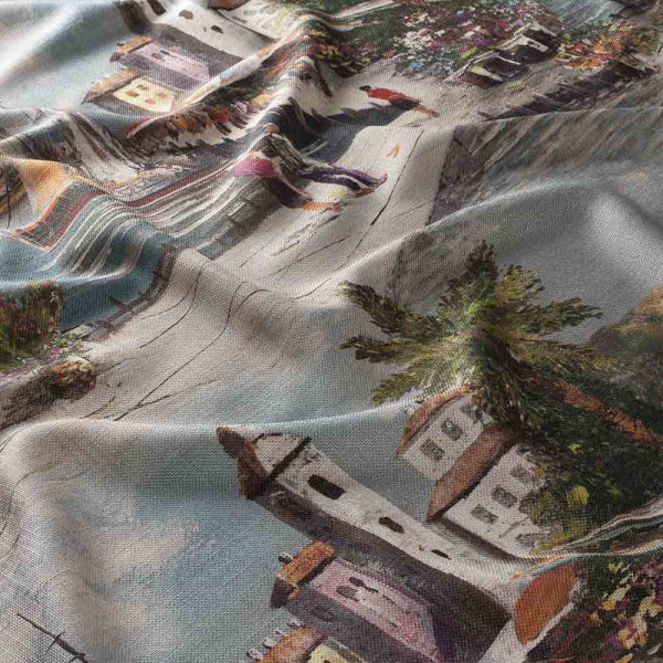 Bunt gemusterter Vorhangstoff mit Stadt- und Pflanzenmotiven, der sanft liegt und eine Sicht auf eine mediterrane Landschaft bietet. Farbenfrohe Details fügen sich harmonisch in das Gesamtbild ein.