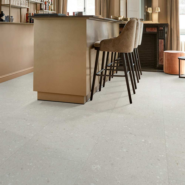 Helle, graue Multilayer-Vinylfliese mit feiner Struktur und kleinen Einschlüssen. Die Oberfläche ist glatt und ideal für Innenräume. Preis: 150,46 € pro Paket inkl. MwSt.