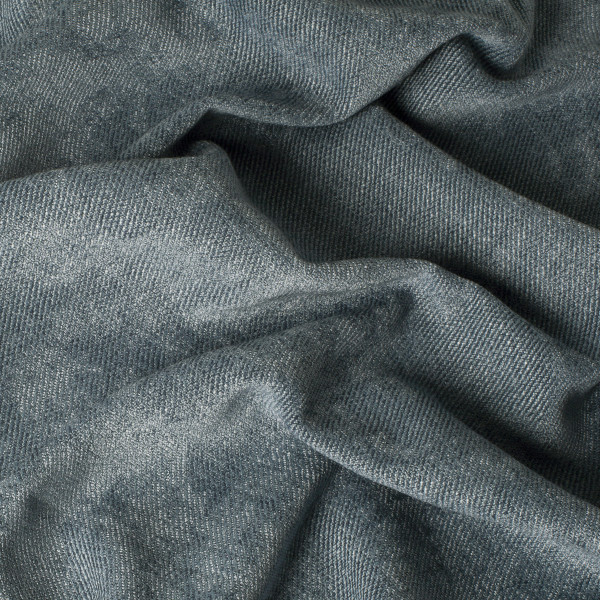 Hellblauer Dekostoff mit feiner Struktur liegt zusammengerollt. Er zeigt eine unregelmäßige, sanfte Textur und ist vielseitig einsetzbar für Vorhänge oder andere Dekorationszwecke.